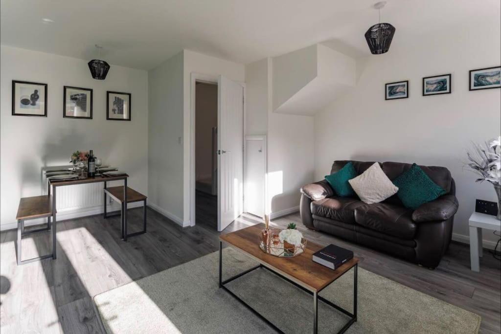 Luxury 3-Bedroom, 2-Bathroom Home Sleeps 7 People ليفربول المظهر الخارجي الصورة