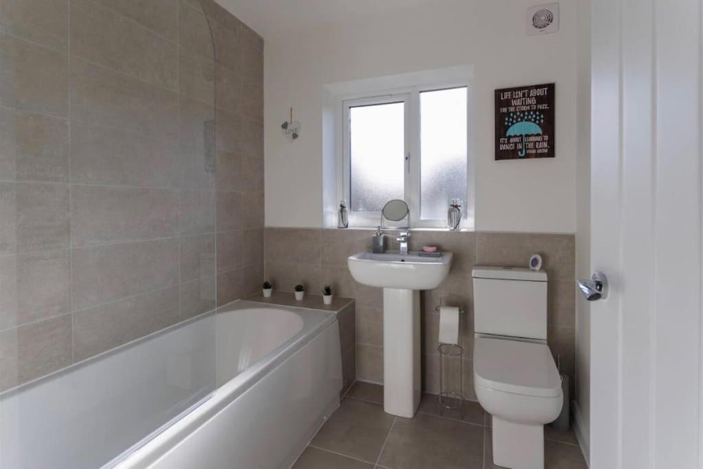 Luxury 3-Bedroom, 2-Bathroom Home Sleeps 7 People ليفربول المظهر الخارجي الصورة
